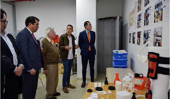 Andrés Barreto, Superintendente de Industria y Comercio y John Marcos Torres, jefe del Despacho de la Superintendencia de Industria y Comercio-SIC, visitan el ISLAB del Parque Científico de Innovación Social "PCIS"