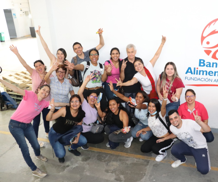 Colaboradores, familiares y estudiantes de UNIMINUTO CALI hicieron parte del voluntariado.