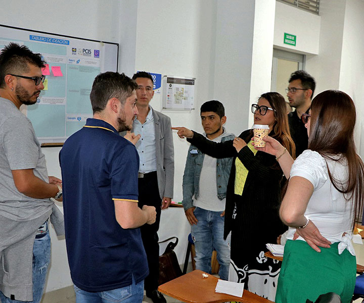 Foto-2.-Equipo-de-Laboratorio-Ciudadano-de-Innovación-Social-y-equipo-PCIS-junto-a-pospenados-ejecutando-etapa-Crear-de-la-Ruta-de-Innovación-Social-del-PCIS.jpg