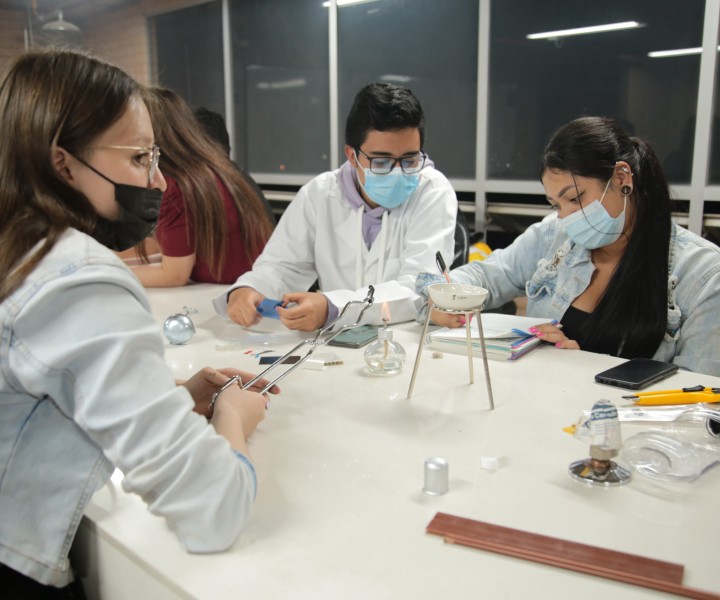 Estudiantes del campo de ingenierías CRS