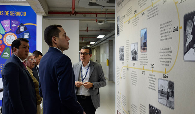 Jairo Alberto García, Director-de-Asuntos-Corporativos "PCIS", expone el muro de vida y obra del Padre Rafael García Herreros