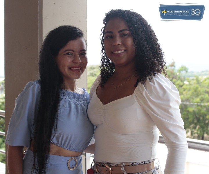 Victoria Rodríguez junto a la profesora líder del voluntariado Andrea Cetárez.