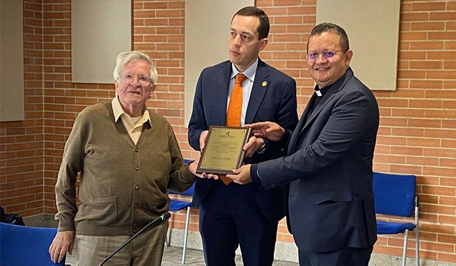 Padre Diego Jaramillo (CJM), Presidente de El Minuto de Dios y el Padre Harold Castilla Devoz (CJM), Rector General de UNIMINUTO, reciben placa de reconocimiento por parte del Superintendente de la SIC Andrés Barreto