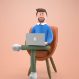 Personaje hombre tridimensional sentado en una silla con un computador portátil encima de sus piernas.