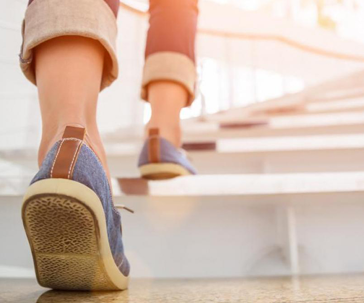 Joven subiendo escaleras 