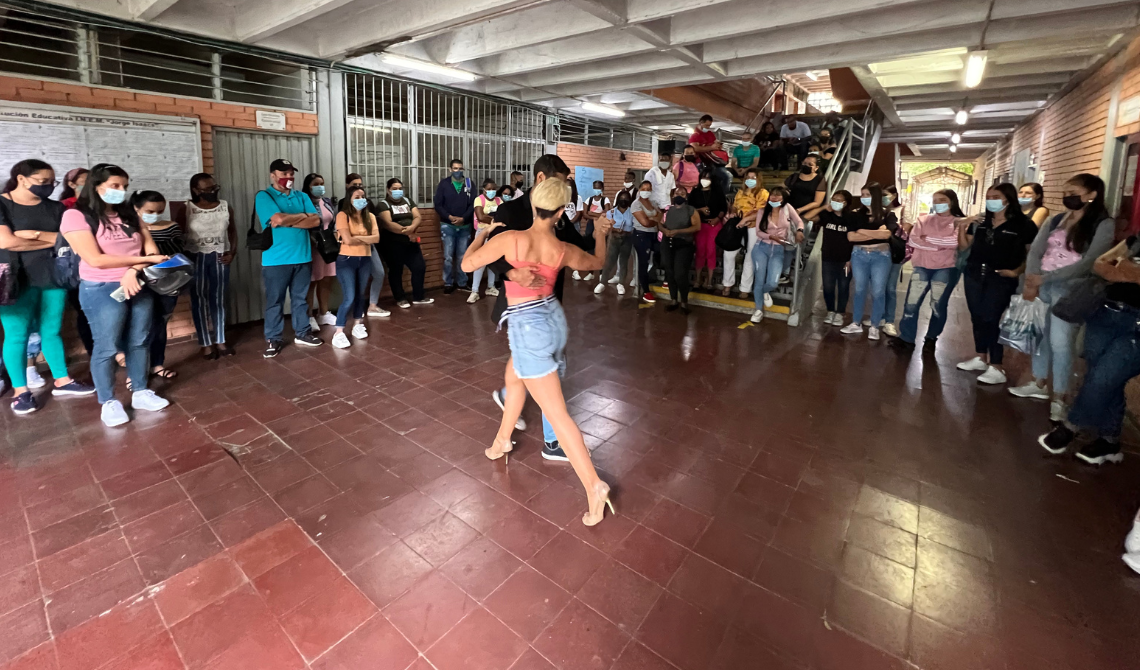 Una pareja de baile demostrando su talento en el campus.