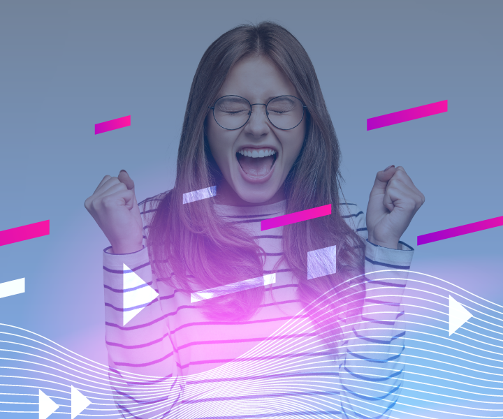 Joven mujer con los ojos cerrados y los puños cerrados, celebrando. 