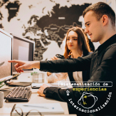 Convocatoria Sistematización de Experiencias de Internacionalización 2022 Foto-de-profesores-buscando-información.jpg