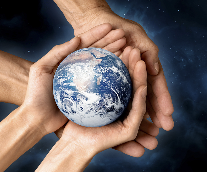 ¿Qué acciones emprender para mitigar el cambio climático? Manos sosteniendo el planeta tierra