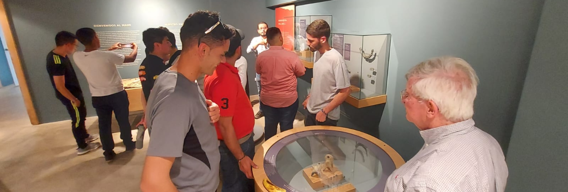 personas-en-el-museo.jpg