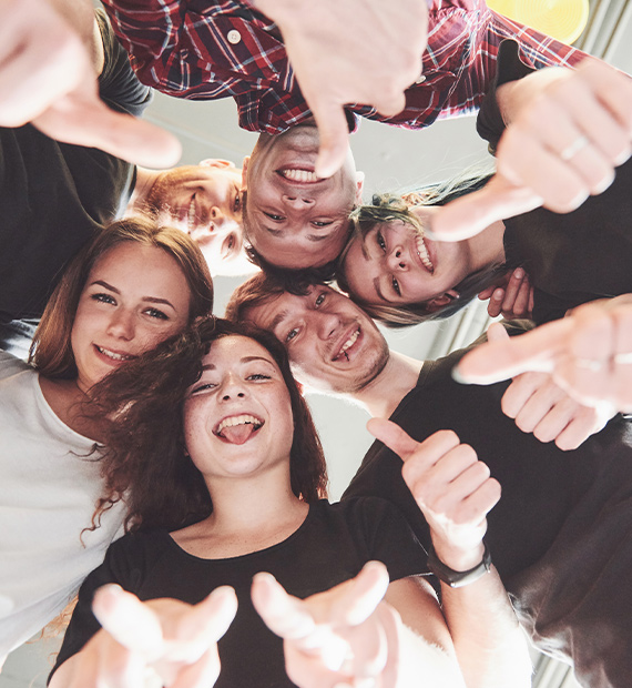Jovenes con el pulgar arriba