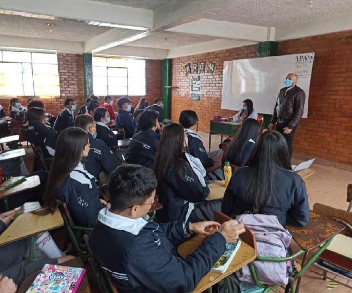 El profesor Andrés Rivas apertura el espacio de socialización de estrategias financieras con estudiantes de 11mo grado.