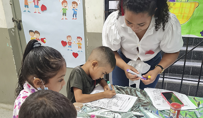 Niños participando activamente de la feria lúdico pedagógica de UNIMINUTO en Urabá