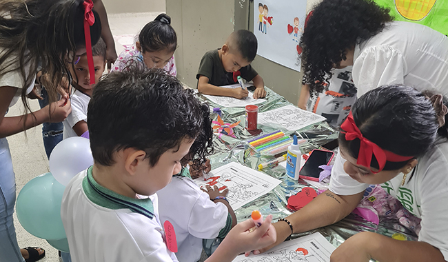 Niños participando activamente de la feria lúdico pedagógica de UNIMINUTO en Urabá