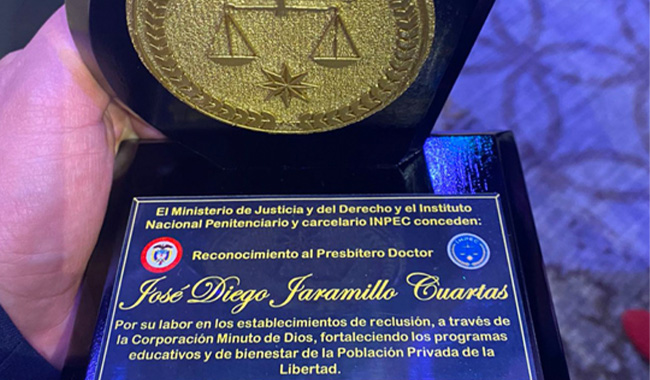 Placa de reconocimiento otorgada por el INPEC al P.Diego jaramillo