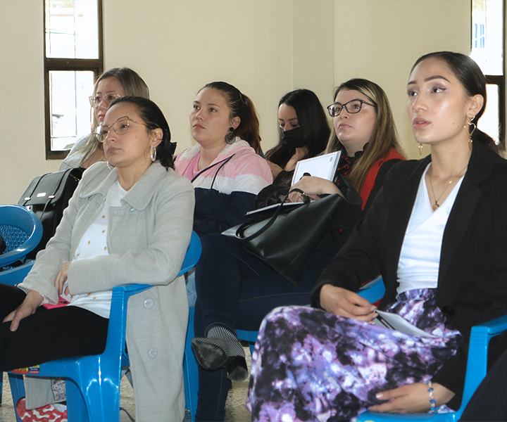 Docente y estudiante del programa Trabajo compartiendo sus experiencias