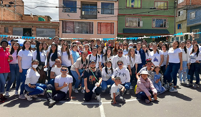 Grupo de estudiantes y docentes participando del Primer Festival del Trueque UNIMINUTO