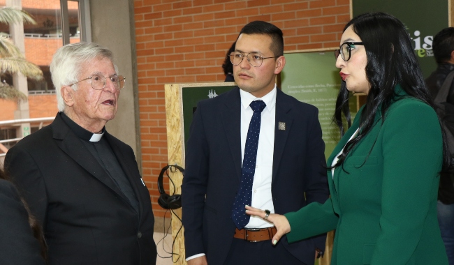 Letty Pérez, curadora de la exposición junto al Padre Diego Jaramillo, Presidente de la Organización Minuto de Dios