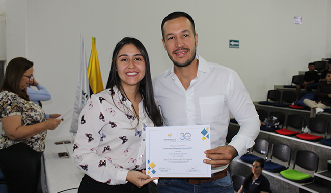 Entrega-de-becas-en-Pereira-1.jpg