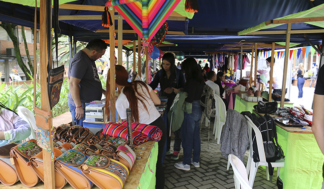 Emprendedoras vendiendo sus productos en la feria