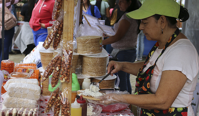 Emprendedoras vendiendo sus productos en la feria