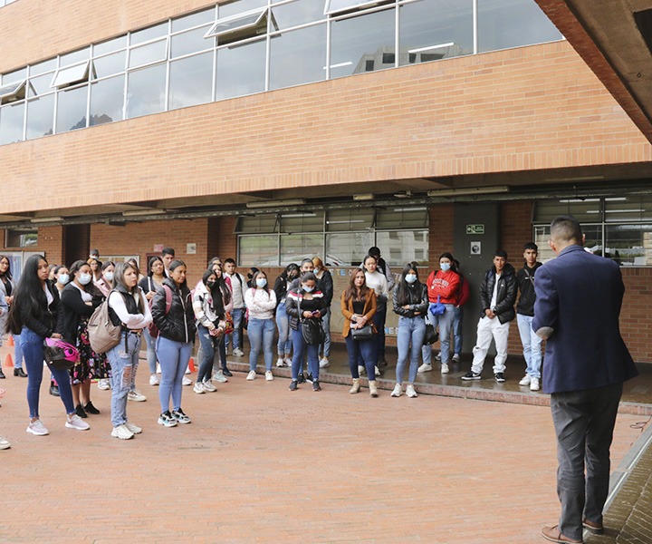 Carlos Ramírez Coordinador académico se dirige a estudiantes nuevos. 