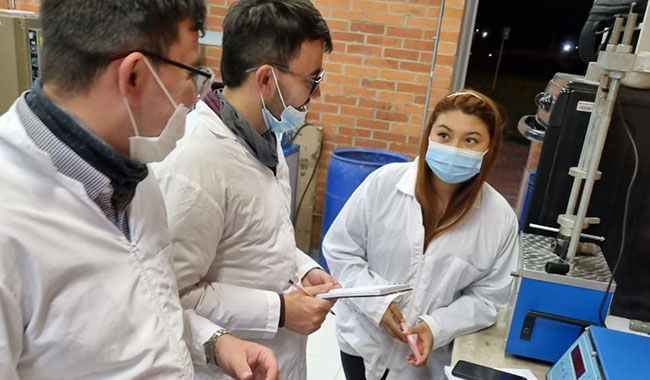 Miembros del semillero Gestión del recurso hídrico de UNIMINUTO regional Zipaquirá trabajan en la investigación de la calidad de agua