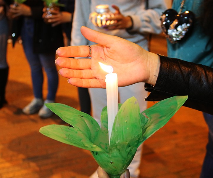 Estudiantes encienden velas por la paz de Cundinamarca