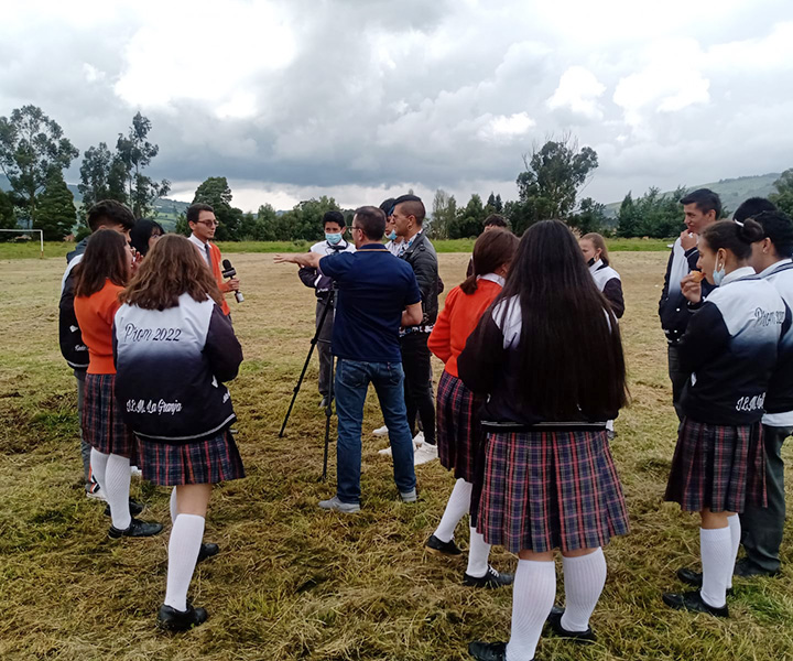 Estudiantes de IED la granja, participan en ejercicio en marcado en la estrategia de radio móvil. 