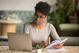 mujer-con-computador-y-cuaderno.jpg