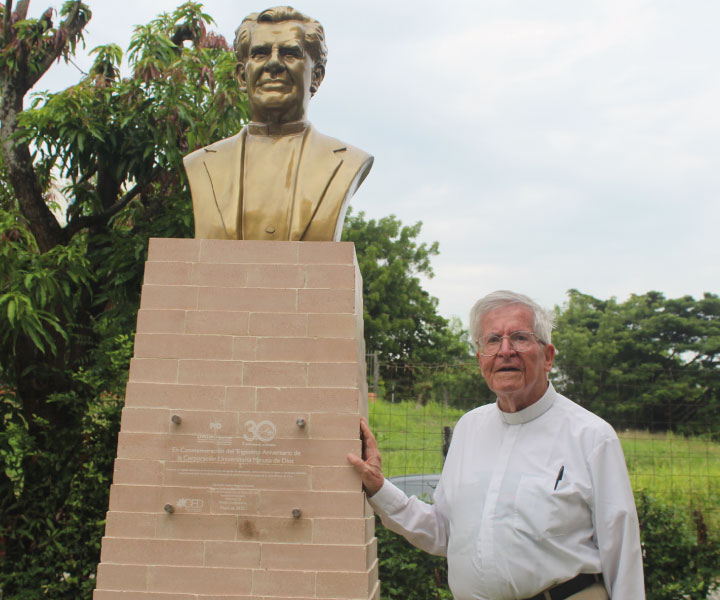 Padre Diego Jaramillo CJM en el Centro Regional Girardot