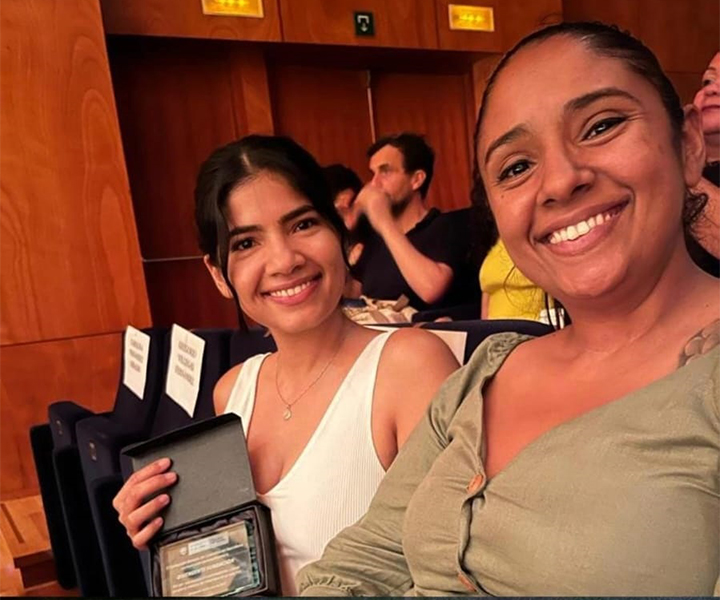 Leidy Campillo Arango y Cindy Campillo Arango hermanas egresadas de UNIMINUTO que recibieron reconocimiento del Consulado de Colombia en España