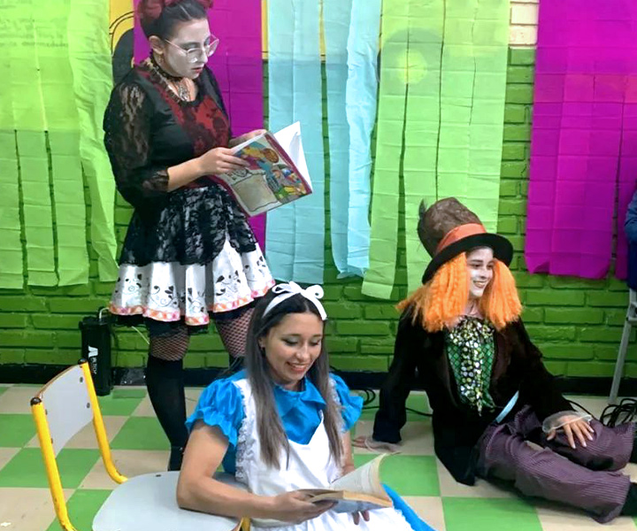 Etudiantes haciendo sketch de teatro