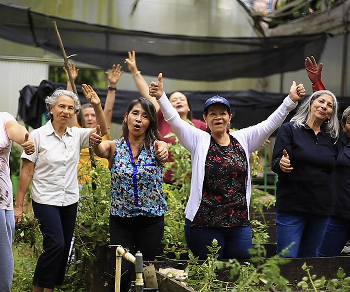 Mujeres pertenecientes a la red de familias en la huerta de UNIMINUTO 