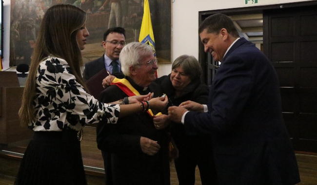 El padre Diego Jaramillo Cuartas recibió la distinción por parte del Concejo de Bogotá