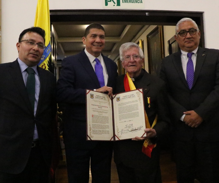 Padre Diego Jaramillo con miembros del concejo de Bogotá y Dr. Jefferson Arias, rector UNIMINUTO Bogotá
