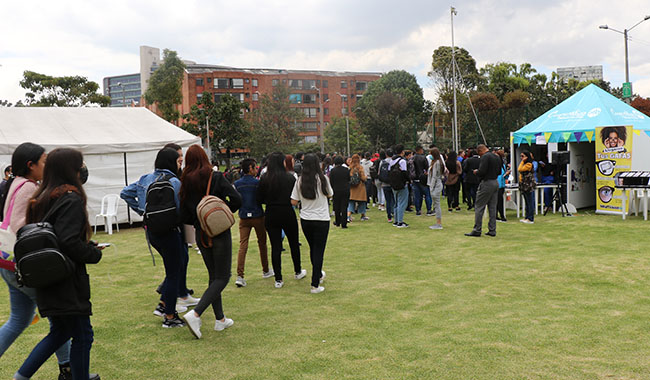 Población universitaria avanzando al punto de encuentro 