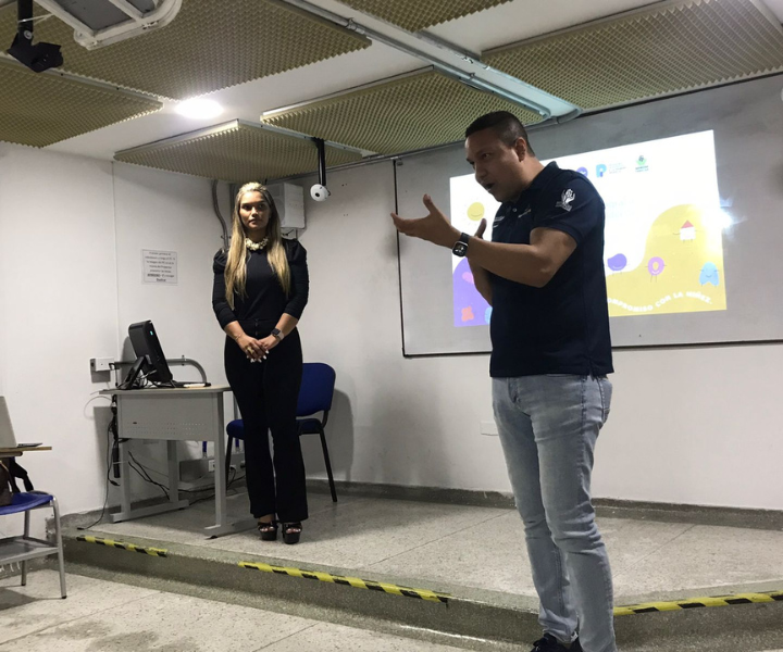 Programa de Atención Integral Primera Infancia en el Centro Regional Barranquilla Hombre y mujer en frente de personas