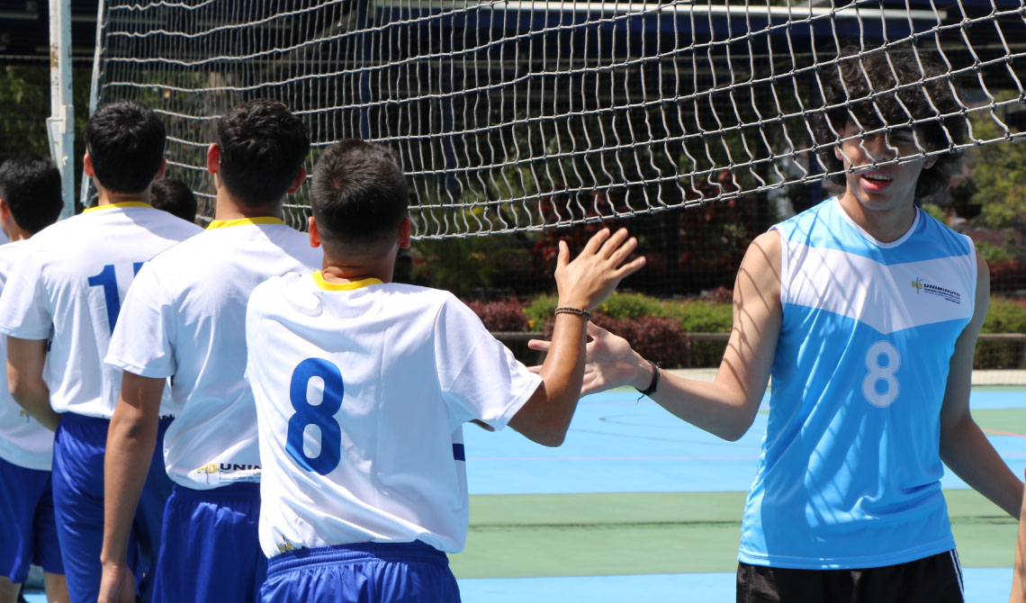 Saludo de los equipos antes de competir