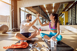 hombre-mujer-gimnasio-pesas