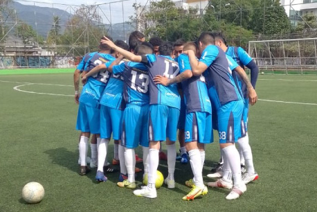 Equipo de fútbol minutos antes de empezar la competencia.