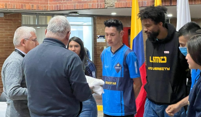 Rector hace entrega de la bandera Institucional