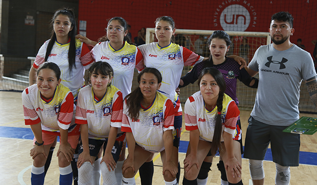 Deportistas posando como equipo