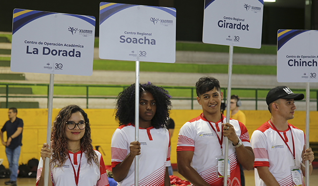 Deportistas alzando sus insignias 