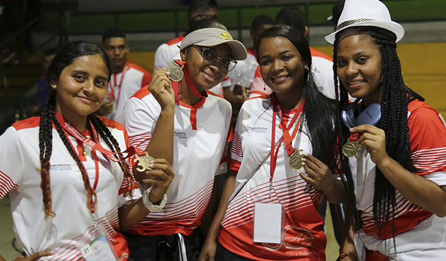 Deportistas luciendo sus medallas 