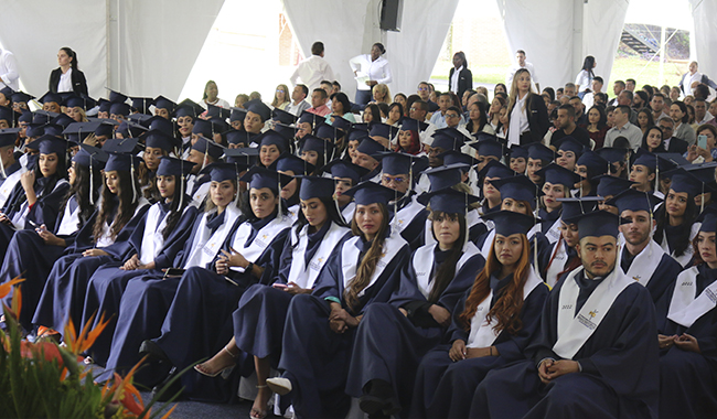 Graduandos en la ceremonia UNIMINUTO 