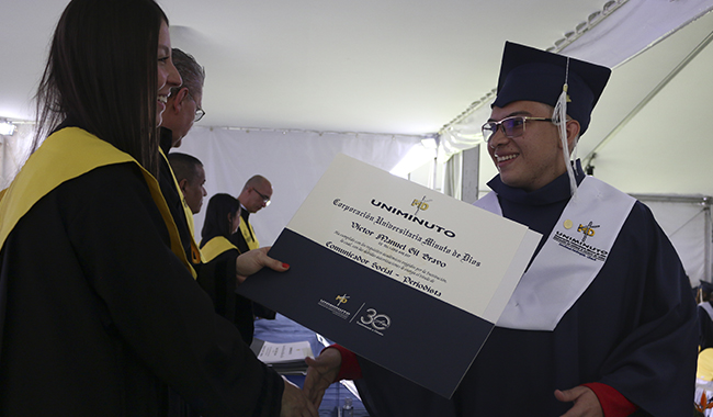 Graduado recibiendo su diploma UNIMINUTO 