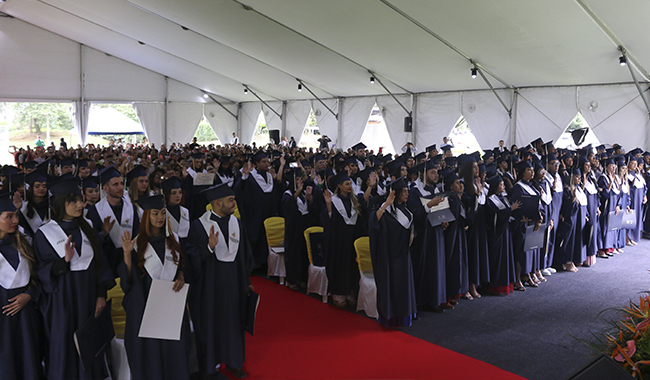 Graduados haciendo su promesa profesional UNIMINUTO 