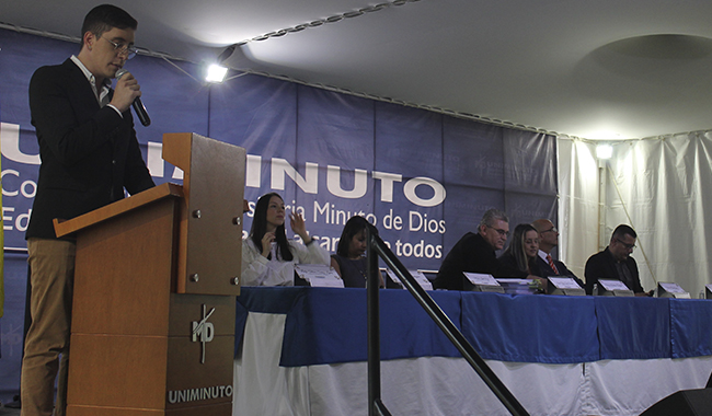 Mesa principal de la ceremonia de entrega de becas UNIMINUTO