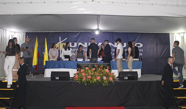 Mesa principal de la ceremonia de becas de UNIMINUTO 